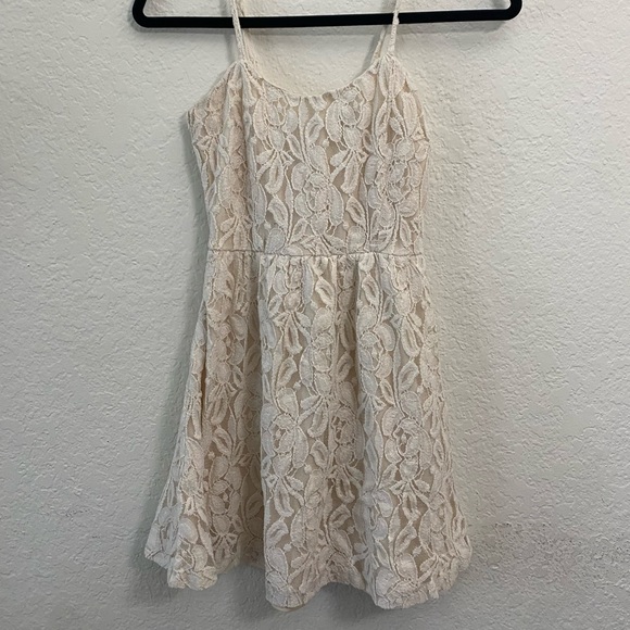 White lace dress - Picture 1 of 3